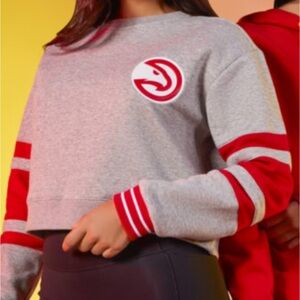 STADIUM ESSENTIALS NBA ATLANTA HAWKS WOMEN'S CROPPED CREWNECK SWEATER